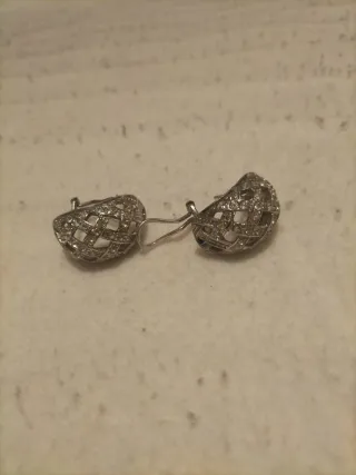 Pendientes plateados con diseño de red