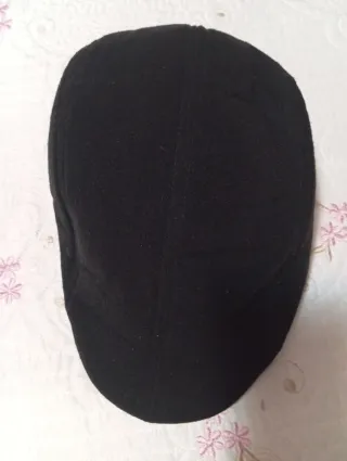 Gorra de caballero a cuadros y otra negra