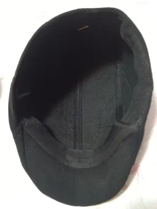 Gorra de caballero a cuadros y otra negra