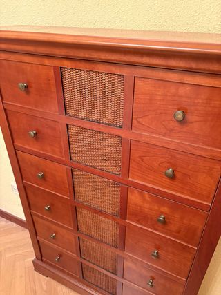 Mueble zapatero de madera con cestas de mimbre