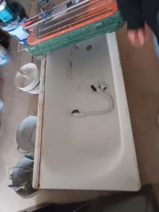 Bañera blanca marca Roca