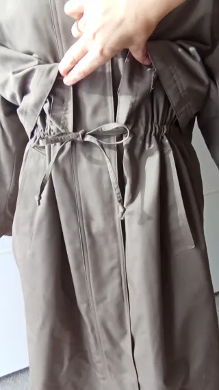 Gabardina vintage marrón con capucha. Nueva