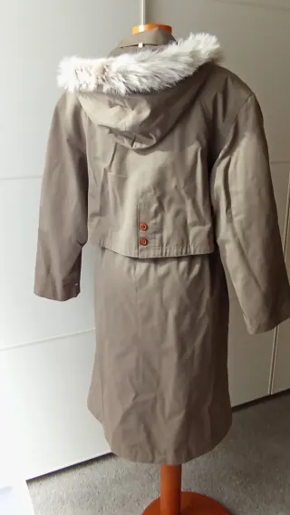 Gabardina vintage marrón con capucha. Nueva