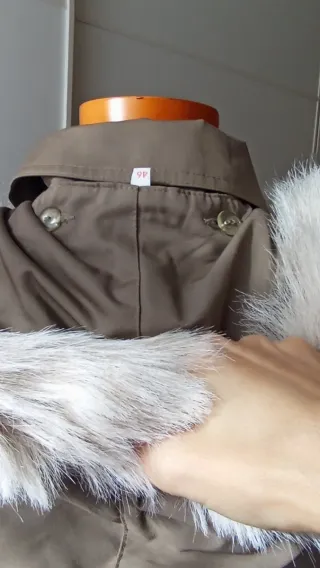 Gabardina vintage marrón con capucha. Nueva