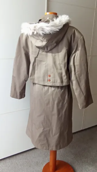 Gabardina vintage marrón con capucha. Nueva