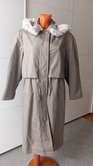 Gabardina vintage marrón con capucha. Nueva