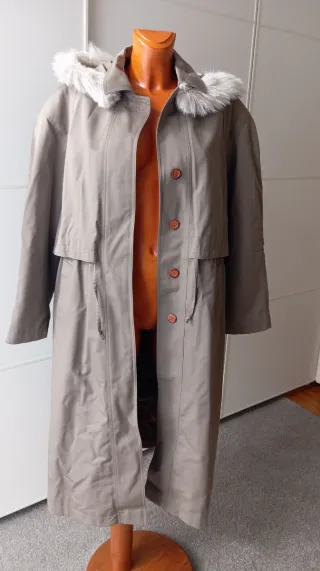 Gabardina vintage marrón con capucha. Nueva