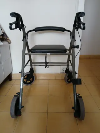 Andador con asiento acolchado