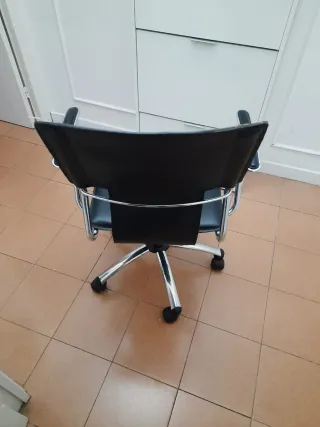 Silla de oficina negra con ruedas