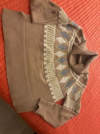 Jersey beige con detalles dorados