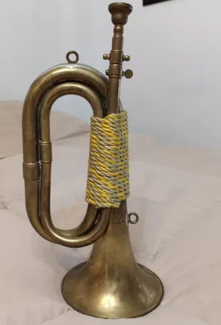 Corneta de latón con cuerda decorativa