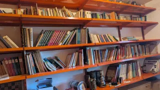 Estantería metálica de pared naranja