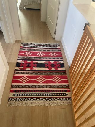 Alfombra tejida con diseño geométrico