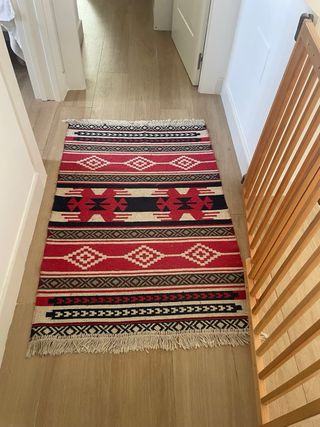 Alfombra tejida con diseño geométrico