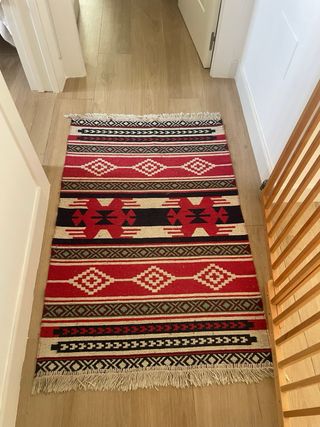 Alfombra tejida con diseño geométrico