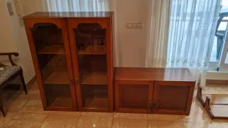 Mueble de salón con puertas de cristal