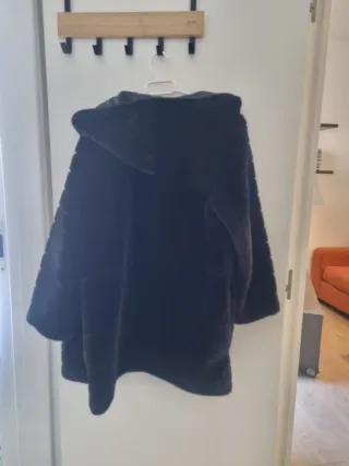 Abrigo Negro con Capucha de Pelo