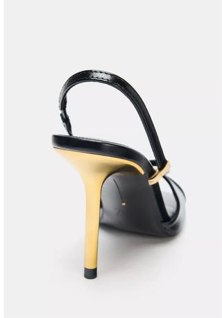 Zapatos de tacón Zara negros y dorados