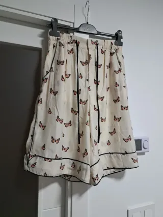 Pantalón corto Zara mariposas Talla M