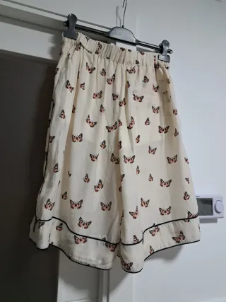 Pantalón corto Zara mariposas Talla M