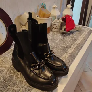 Stivaletti neri con catena