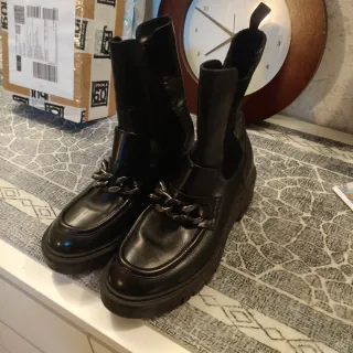 Stivaletti neri con catena