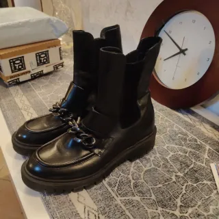 Stivaletti neri con catena