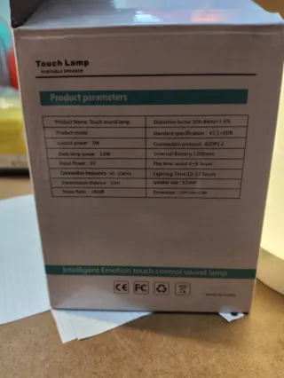 Altavoz con luz LED multicolor.