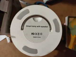 Altavoz con luz LED multicolor.