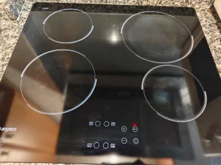 Cocina completa con electrodomésticos.