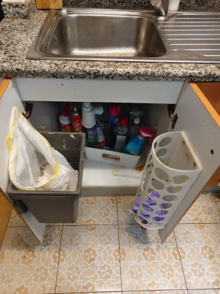 Cocina completa con electrodomésticos.