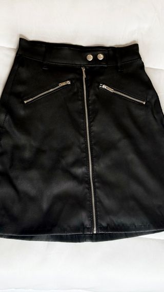 Falda negra efecto piel con cremallera plateada