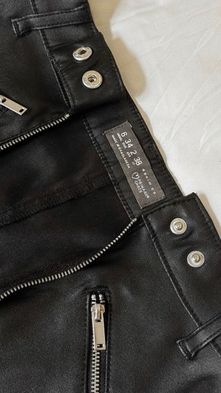 Falda negra efecto piel con cremallera plateada