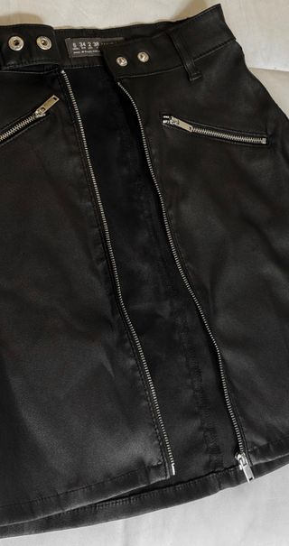 Falda negra efecto piel con cremallera plateada