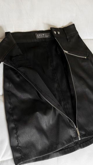 Falda negra efecto piel con cremallera plateada