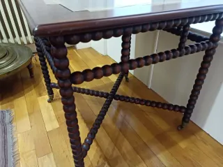 Mesa de madera con tapa de cristal