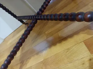 Mesa de madera con tapa de cristal