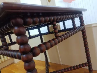 Mesa de madera con tapa de cristal