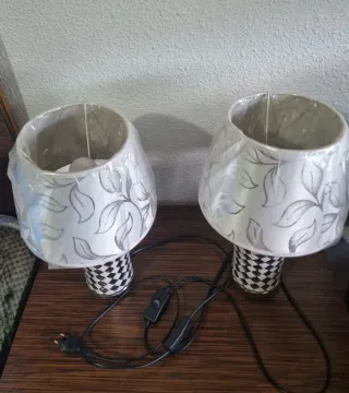 2 Lámparas de Mesa y 2 Alfombras