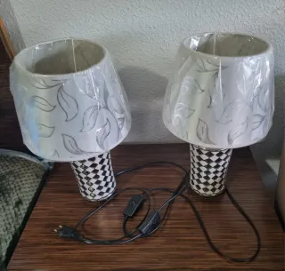 2 Lámparas de Mesa y 2 Alfombras