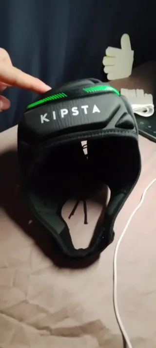 Casco de hockey negro con cordones verdes