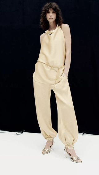 Zapatos de tacón dorados