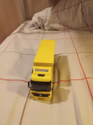 Tractor Valtra con grúa y remolque