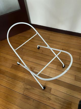 Moisés / cuna de bebé con vestidura blanca y capot