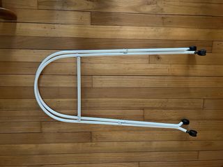 Moisés / cuna de bebé con vestidura blanca y capot