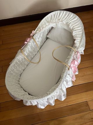 Moisés / cuna de bebé con vestidura blanca y capot
