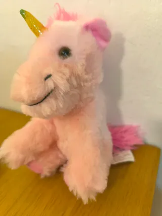 Unicornio de peluche rosa feliz