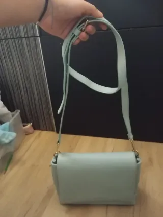 Bolso verde agua con cadena y correa