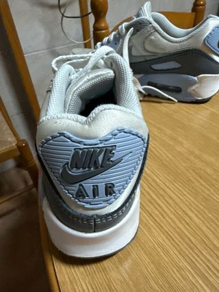 Zapatillas Nike Air Max grises y blancas