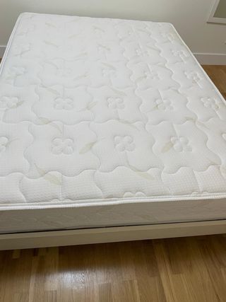 Cama de madera y metal